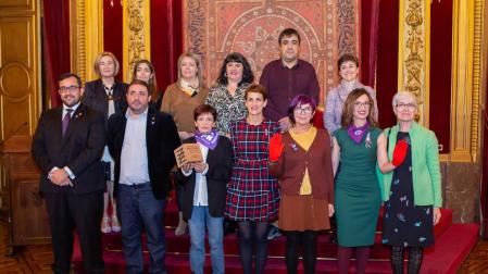 La presidenta Chivite y el viceconsejero Remírez junto a las integrantes de la asociación Lunes Lilas