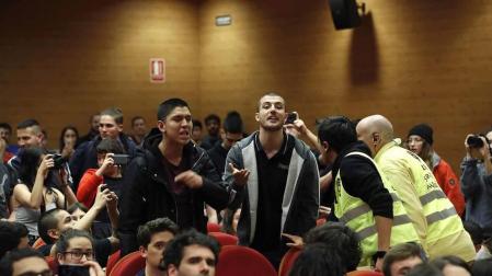 Dos de los jóvenes que han tratado de boicotear el acto de Pablo Iglesias.