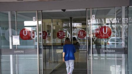 Entrada al edificio de Urgencias del Complejo Hospitalario de Navarra.