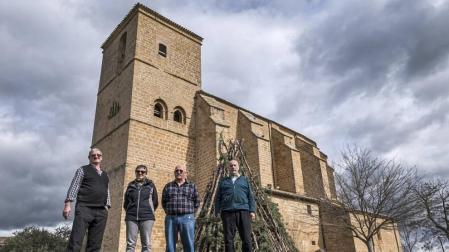 Algunos de los cofrades de la cofradía de Villatuerta junto a la hoguera que se encenderá esta tarde.