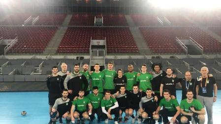 La plantilla y el cuerpo técnico del Helvetia Anaitasuna tras el entrenamiento realizado este jueves en la Caja Mágica.