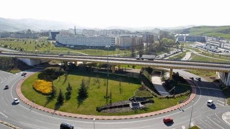 Un ciclista herido tras ser atropellado en la rotonda de Sarriguren