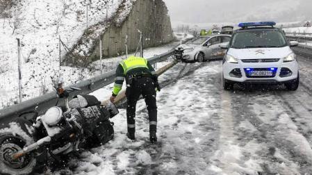 La moto, en el arcén.