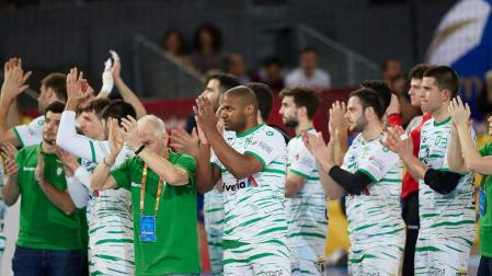 Los jugadores del Helvetia Anaitasuna aplauden al público tras caer eliminados en el partido de cuartos ante el Cuenca.