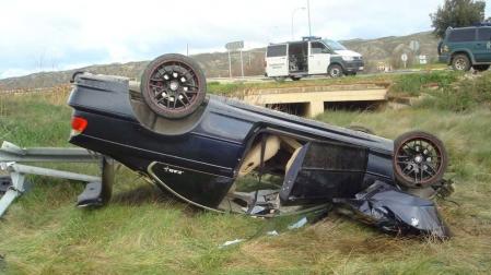 Dos personas heridas tras la salida de vía y vuelco de un coche en Peralta