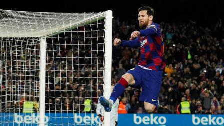 Un penalti castiga a la Real y alivia al Barça