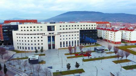 Plaza Luis Elío, frente a la Audiencia de Navarra.