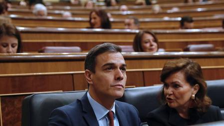 El presidente del Gobierno, Pedro Sánchez, junto a la vicepresidenta, Carmen Calvo, al inicio este miércoles del pleno del Congreso, donde realiza su última comparecencia antes de convocar elecciones.