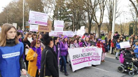Miles de personas secundaron las movilizaciones en Pamplona participando en una marcha que partía de Antoniutti y acababa en la Plaza del Castillo.