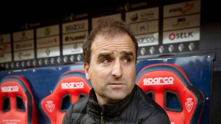 El entrenador de Osasuna, Jagoba Arrasate, minutos antes del inicio del partido.