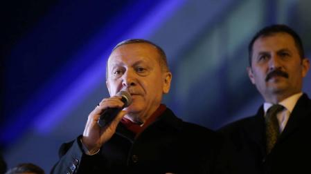 Erdogan pide a Grecia abrir fronteras mientras se producen nuevos disturbios