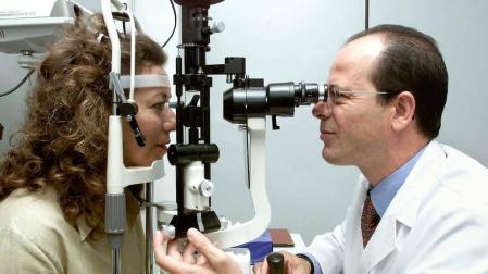 Un oftalmólogo examinando a una paciente la presión intraocular para prevenir el glaucoma
