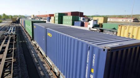 Un tren de mercancías en la estación intermodal de Noáin