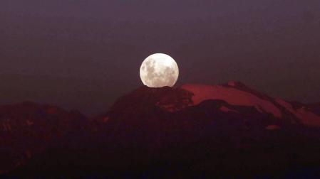 La luna se tiñe de color rojizo en un eclipse total seguido en medio mundo
