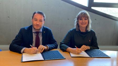El rector de la Universidad, Ramón Gonzalo García, y la consejera Relaciones Ciudadanas, Ana Ollo Hualde