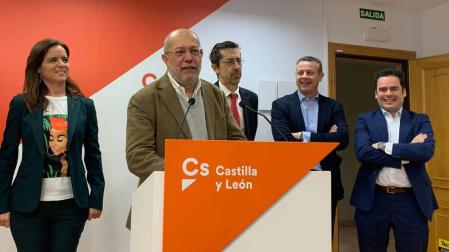 Francisco Igea interviene ante los medios de comunicación.