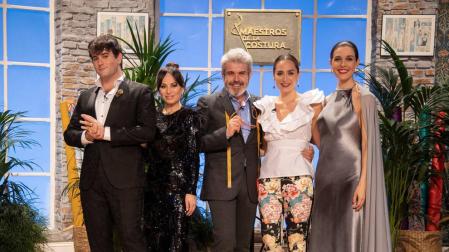 Tamara Falcó junto a Raquel Sánchez Silva y el jurado de 'Maestros de la costura'