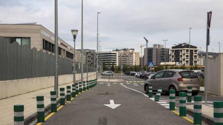 Controversia en Maristas por los nuevos pivotes del aparcamiento
