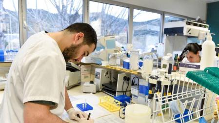 Fotografía facilitada por IrsiCaixa de los laboratorios del Instituto de Investigación del Sida IrsiCaixa de Barcelona.