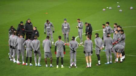 El Atlético defiende su renta en el peor escenario posible