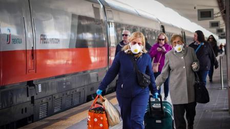 Italia intenta aislar focos del coronavirus con controles, arrestos y multas