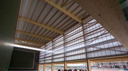 La nueva cubierta del frontón del patio de la Ikastola Hegoalde ya ha sido instalada