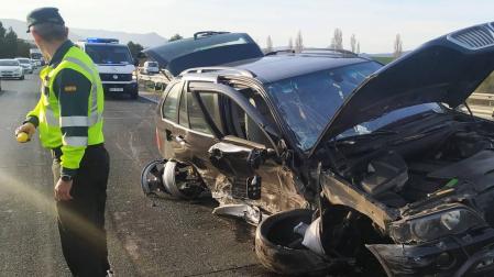 Herido leve tras salirse de la vía y volcar con su todoterreno en la A-15 en Esquíroz