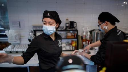 China sube a 3.042 las muertes por coronavirus y a 80.552 los infectados