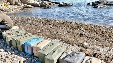 Fardos de hachís incautados en una operación contra el narcotráfico en la provincia de Cádiz