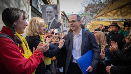 El exconseller Jordi Turull es recibido en Terrassa al llegar a su trabajo en un despacho de abogados tras su salir de prisión