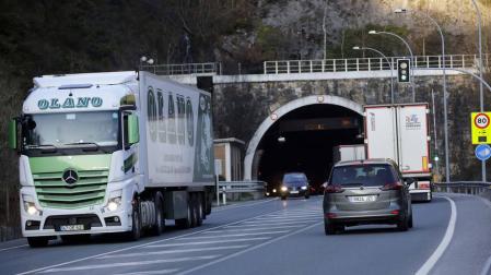 El tráfico diario de camiones en Belate aumenta el 38% desde 2010