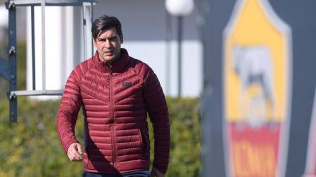 Foto cedida por el club italiano AS Roma del técnico portugués, Paulo Fonseca, mientras dirige un entrenamiento del equipo