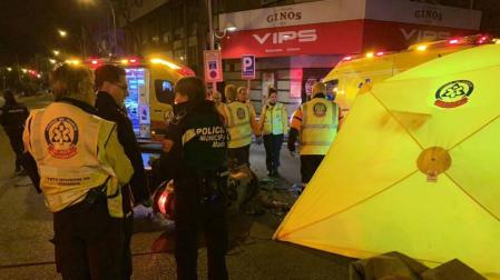 Los servicios de Emergencia, junto a la motocicleta accidentada.