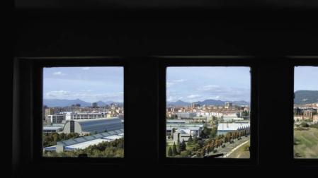 Las tres ventanas del rellano de la decimotercera planta de la torre Arrosadia se asoman al campus de la Universidad Pública de Navarra en su 30 aniversario.