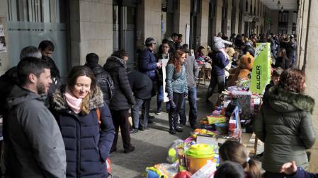 El mercadillo, una tradición en el Txaparrón Solidario.