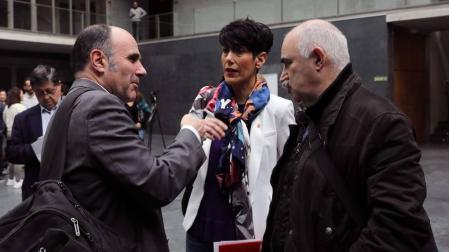 Los consejeros Manu Ayerdi, Elma Saiz y José Mª Aierdi hablan en el atrio del Parlamento.