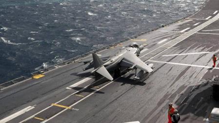 Una aeronave en el portaaviones Juan Carlos I.