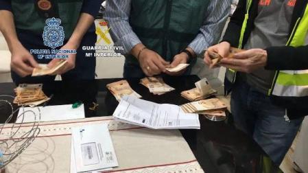 Una banda estafa tres millones a 100 víctimas clonando las SIM de sus móviles