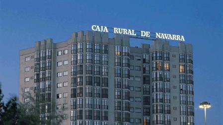 Edificio que alberga la sede central de Caja Rural en Pamplona.