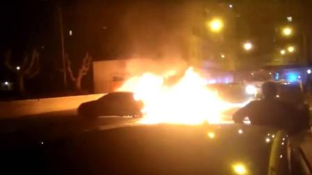 Un incendio en unos contenedores afecta al menos a dos vehículos en Tudela