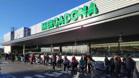Colas en el Mercadona de Barañáin, este sábado