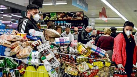 Voluntarios les llenan el frigo a los más mayores
