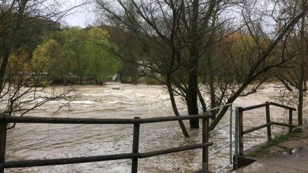 Las intensas lluvias han aumentado el cauce del río Arga a su paso por Pamplona.
