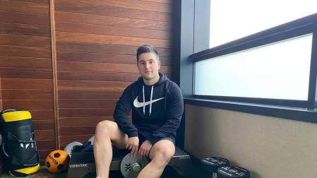 El preparador Ioritz Sanz posa rodeado de material deportivo en su casa, convertida en sala de operaciones durante la cuarentena.