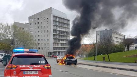 Los bomberos sofocan un aparatoso incendio en Mendillorri