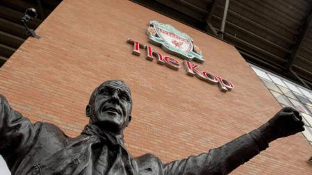 Estatua del mítico exentrenador del Liverpool Bill Shankly en la puerta del estadio de Anfield.