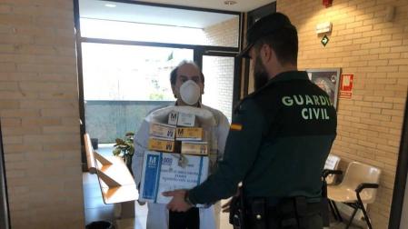 Un ciudadano anónimo entrega en Pamplona 1.600 guantes desechables