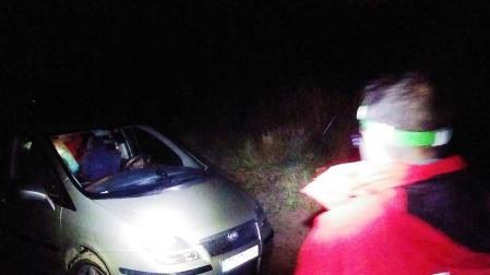 La Policía Foral rescata a una familia en una pista forestal de Biurrun