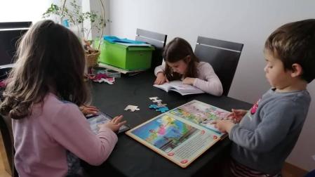 Un improvisado colegio en cada casa