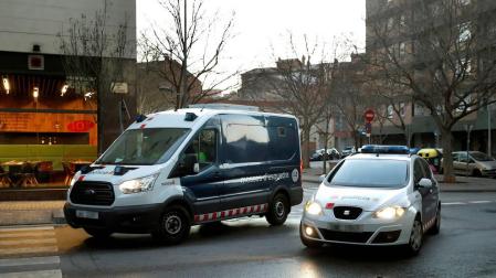 Los detenidos por la presunta violación múltiple de una joven de 18 años en Sabadell (Barcelona) llegan en un furgón de los Mossos d'Esquadra a los juzgados de Sabadell.